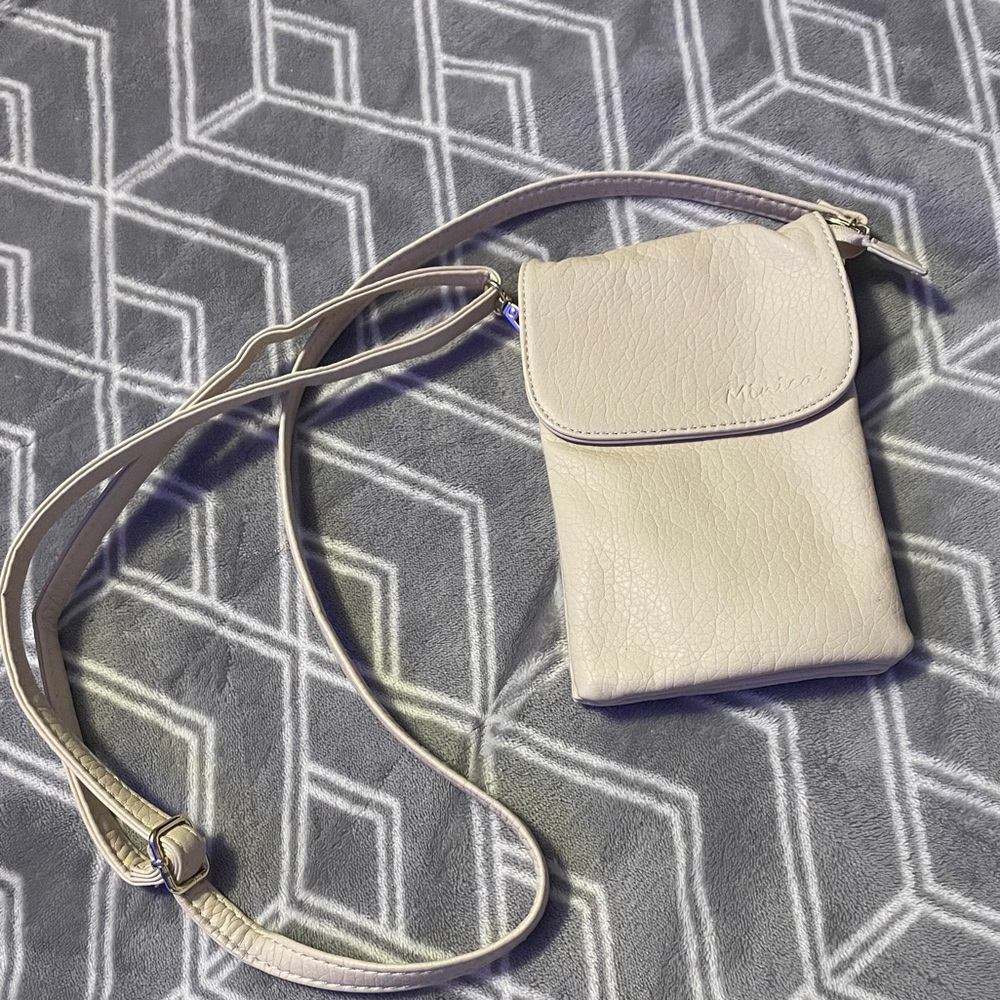 Cream Crossbody Bag. MINI CROSSBODY
PHONE BAG
NEW SOFT LEATHER
EXCELLENT COND - Picture 2 of 13